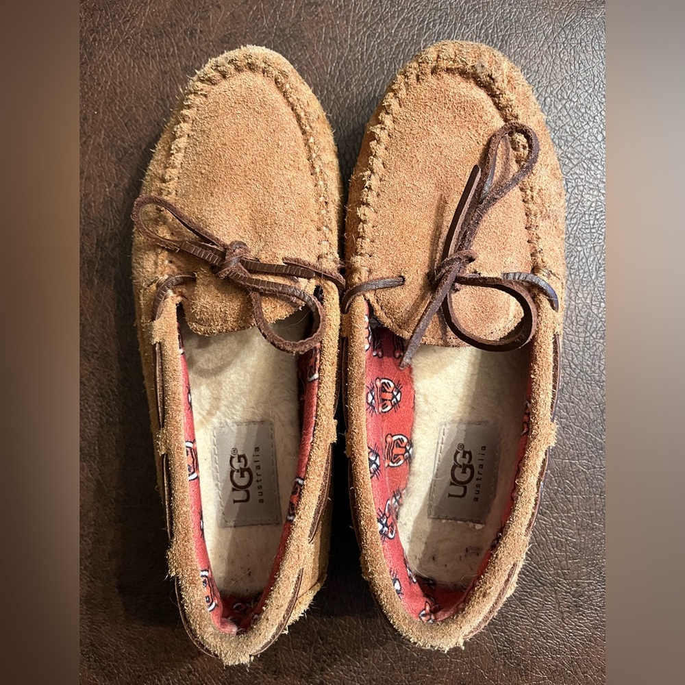 UGG KIDS SLIPPERS. SIZE 3